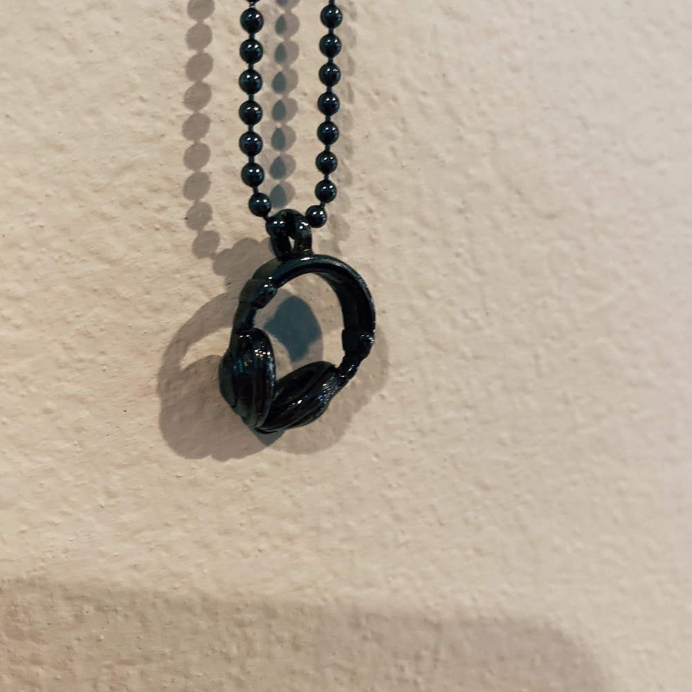 Unique headphone metal necklace 🎧